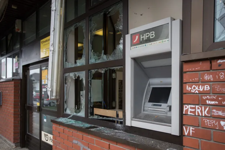 Poku&scaron;aj pljačke u Sesvetskom Kraljevcu: od detonacije eksplozivne naprave popucala stakla na Po&scaron;ti