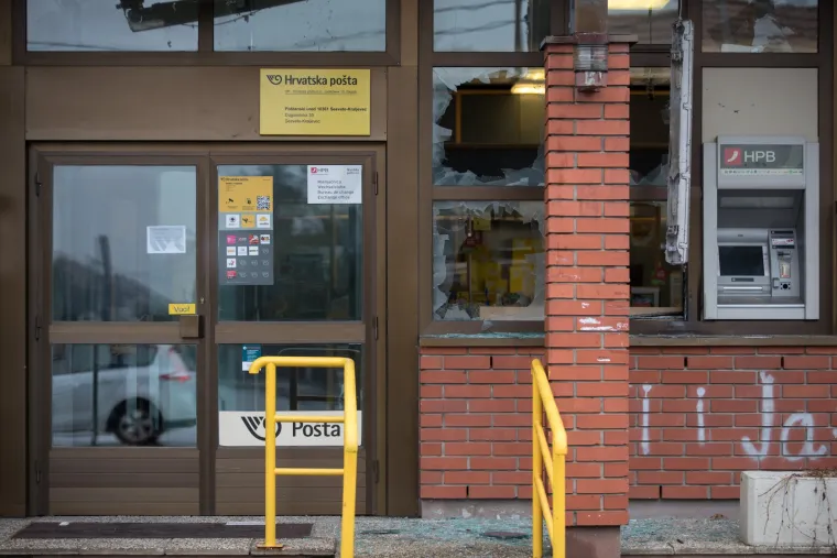 Poku&scaron;aj pljačke u Sesvetskom Kraljevcu: od detonacije eksplozivne naprave popucala stakla na Po&scaron;ti