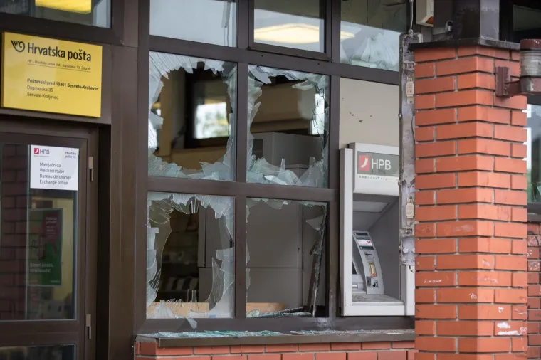Poku&scaron;aj pljačke u Sesvetskom Kraljevcu: od detonacije eksplozivne naprave popucala stakla na Po&scaron;ti