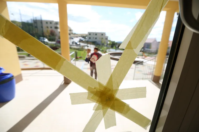 Nepoznati počinitelji zračnim pu&scaron;kama pucali na vrtić Mali Mihovil u &Scaron;ibeniku