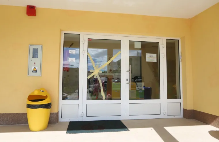 Nepoznati počinitelji zračnim pu&scaron;kama pucali na vrtić Mali Mihovil u &Scaron;ibeniku