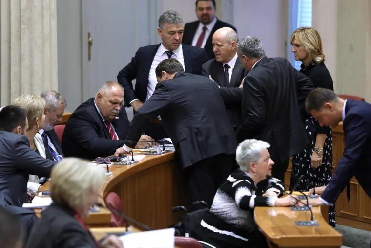 Drugi dan 5. sjednice Hrvatskog sabora zastupnici ponovno počeli stankama