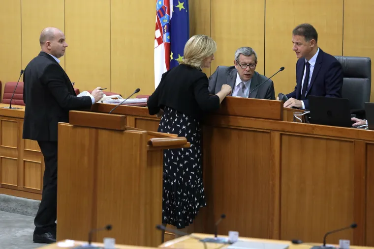 Drugi dan 5. sjednice Hrvatskog sabora zastupnici ponovno počeli stankama