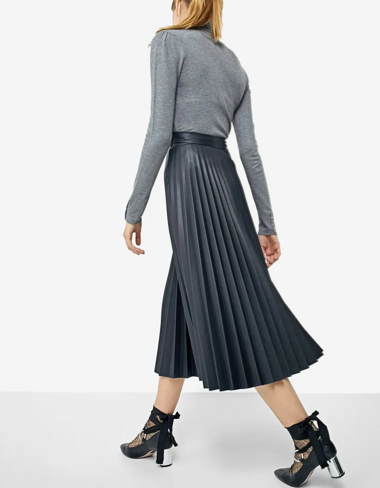 Plisirana midi suknja od umjetne kože, Stradivarius, 229,90 kuna