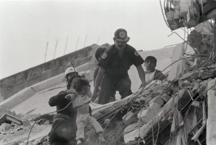 Spasioci iz ru&scaron;evina izvlače djecu iz jedne bolnice nakon drugog razornog potresa koji je Meksiko pogodio 1985. 36 sati po prvom udaru od jačine 8,1