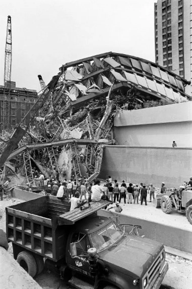 Fotografija snimljena 19. rujna 1985. prikazuje sru&scaron;enu zgradu u Mexico Cityju. nakon snažnog potresa koji je pogodio tu državu, a u kojem su tisuće ljudi poginule