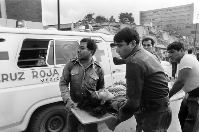 Spasioci 21. rujna  izvlače ljude iz razorenog hotela  Regis u Mexico Cityju