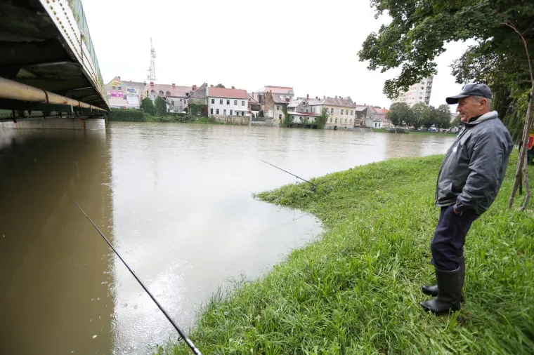Vodostaji karlovačkih rijeka Korane i Kupe tijekom prijepodneva su bili u blagom porastu. Prema najavama Hrvatskih voda vodostaj rijeka nije alarmantan