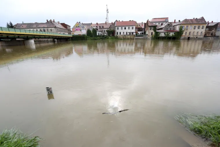 Vodostaji karlovačkih rijeka Korane i Kupe tijekom prijepodneva su bili u blagom porastu. Prema najavama Hrvatskih voda vodostaj rijeka nije alarmantan