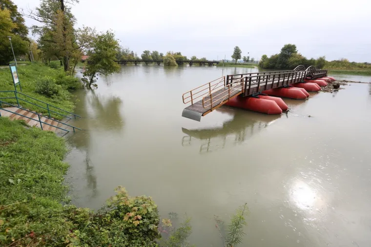 Vodostaji karlovačkih rijeka Korane i Kupe tijekom prijepodneva su bili u blagom porastu. Prema najavama Hrvatskih voda vodostaj rijeka nije alarmantan