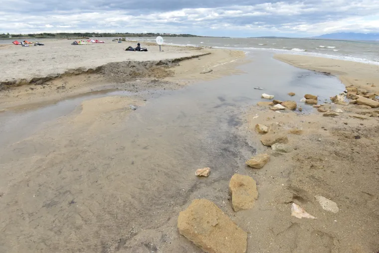 Poznata ninska plaža Zdrijač teško je oštećena u nedavnoj poplavi