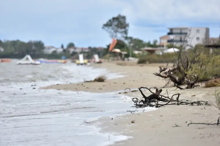 Poznata ninska plaža Zdrijač teško je oštećena u nedavnoj poplavi