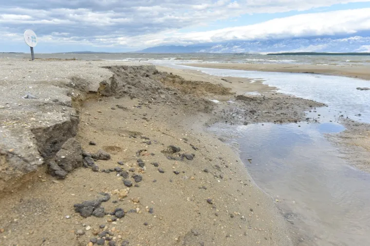 [FOTO] NEVJEROJATNA SNAGA PRIRODE: Pogledajte što je razorna poplava učinila od poznate ninske plaže