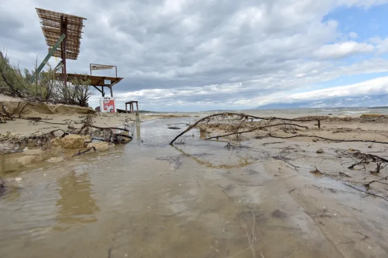 [FOTO] NEVJEROJATNA SNAGA PRIRODE: Pogledajte što je razorna poplava učinila od poznate ninske plaže
