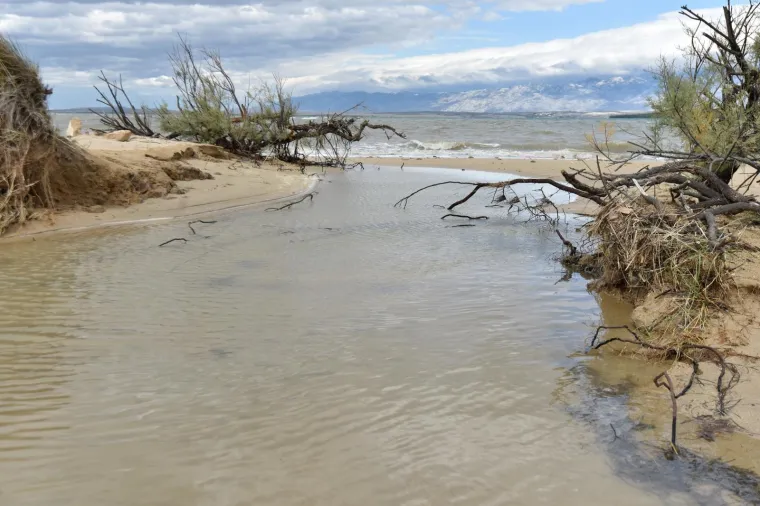 [FOTO] NEVJEROJATNA SNAGA PRIRODE: Pogledajte što je razorna poplava učinila od poznate ninske plaže