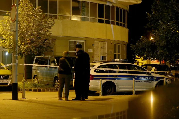 U srijedu navečer, neposredno nakon &scaron;to su se igrači i stručni stožer Dinama vratili s utakmice Hrvatskog kupa u Imbriovcu, dvojica maskiranih napadača fizički su palicama napali trenera Dinama Maria Cvitanovića na ulazu u njegov stan te ga pritom ozlijedili.