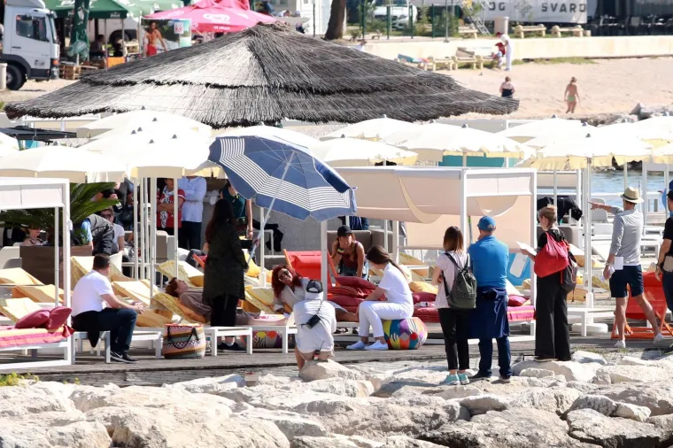 HRVATSKA OBALA POSTALA LAŽNA IBIZA: Zvijezda 'Igre prijestolja' i suprug Julije Roberts u Splitu snimaju film
