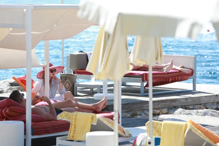 HRVATSKA OBALA POSTALA LAŽNA IBIZA: Zvijezda 'Igre prijestolja' i suprug Julije Roberts u Splitu snimaju film