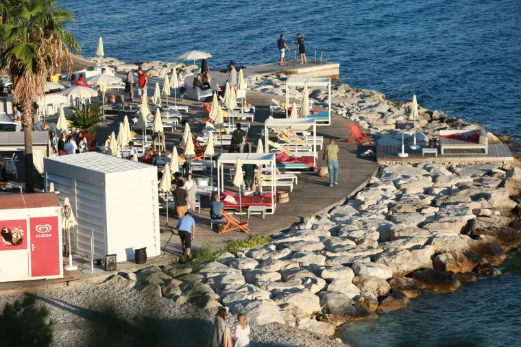 HRVATSKA OBALA POSTALA LAŽNA IBIZA: Zvijezda 'Igre prijestolja' i suprug Julije Roberts u Splitu snimaju film