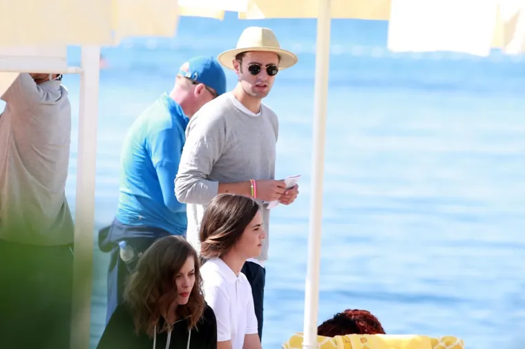 HRVATSKA OBALA POSTALA LAŽNA IBIZA: Zvijezda 'Igre prijestolja' i suprug Julije Roberts u Splitu snimaju film