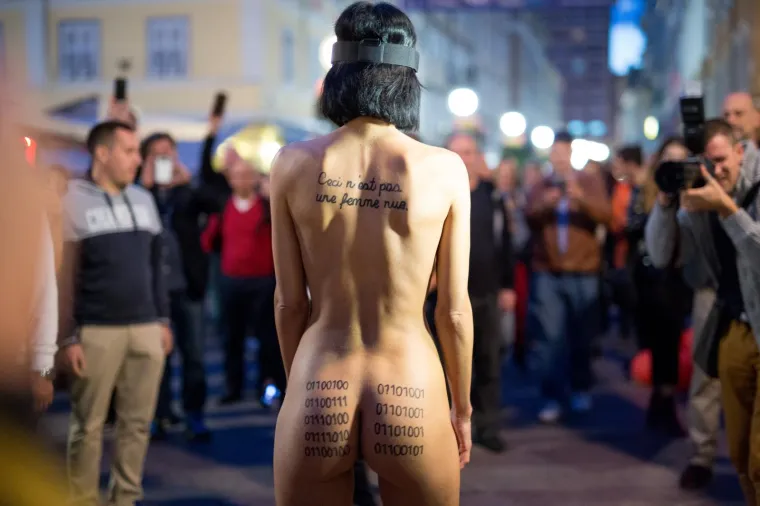 Otvaranje novog MMSU tijekom kojeg je švicarska umjetnica Milo Moire gola predvodila  okupljenu publiku do zgrade Muzeja na novoj lokaciji u bivšoj tvornici Rikard Benčić. Photo: Nel Pavletic/PIXSELL