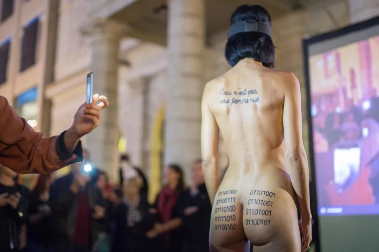 POTPUNO GOLA PRO&Scaron;ETALA RIJEKOM: Na grudima ispisala - 'ovo nije gola žena'