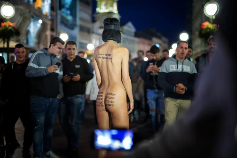 POTPUNO GOLA PRO&Scaron;ETALA RIJEKOM: Na grudima ispisala - 'ovo nije gola žena'