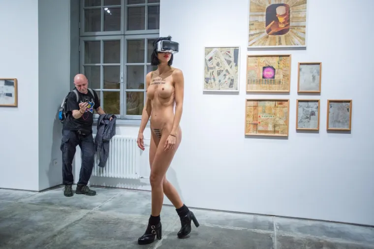 POTPUNO GOLA PRO&Scaron;ETALA RIJEKOM: Na grudima ispisala - 'ovo nije gola žena'