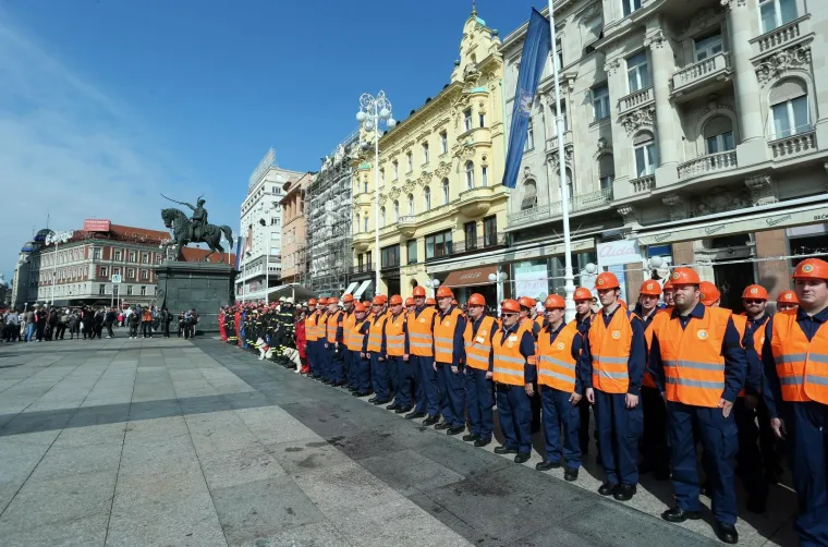 VJEŽBA NA TRGU BANA JELAČIĆA: Civilna za&scaron;tita grada Zagreba pokazala kako izgleda spa&scaron;avanje s visokih zgrada