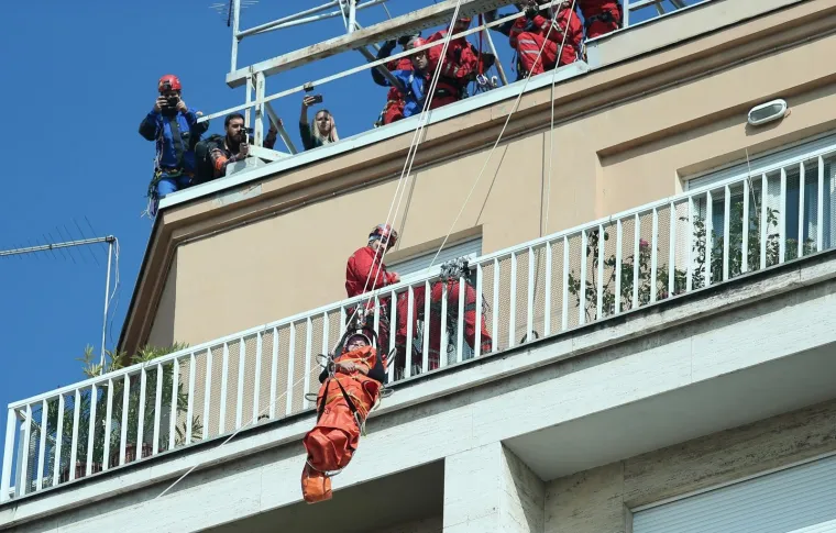 VJEŽBA NA TRGU BANA JELAČIĆA: Civilna za&scaron;tita grada Zagreba pokazala kako izgleda spa&scaron;avanje s visokih zgrada