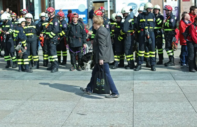 VJEŽBA NA TRGU BANA JELAČIĆA: Civilna za&scaron;tita grada Zagreba pokazala kako izgleda spa&scaron;avanje s visokih zgrada