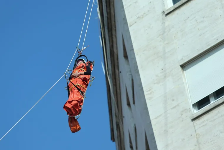 VJEŽBA NA TRGU BANA JELAČIĆA: Civilna za&scaron;tita grada Zagreba pokazala kako izgleda spa&scaron;avanje s visokih zgrada