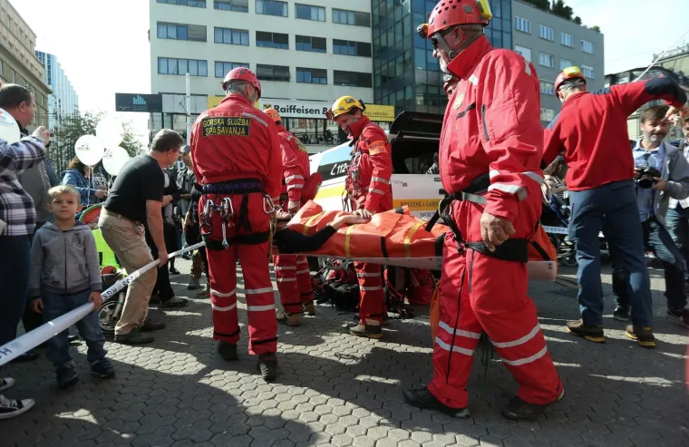 VJEŽBA NA TRGU BANA JELAČIĆA: Civilna za&scaron;tita grada Zagreba pokazala kako izgleda spa&scaron;avanje s visokih zgrada
