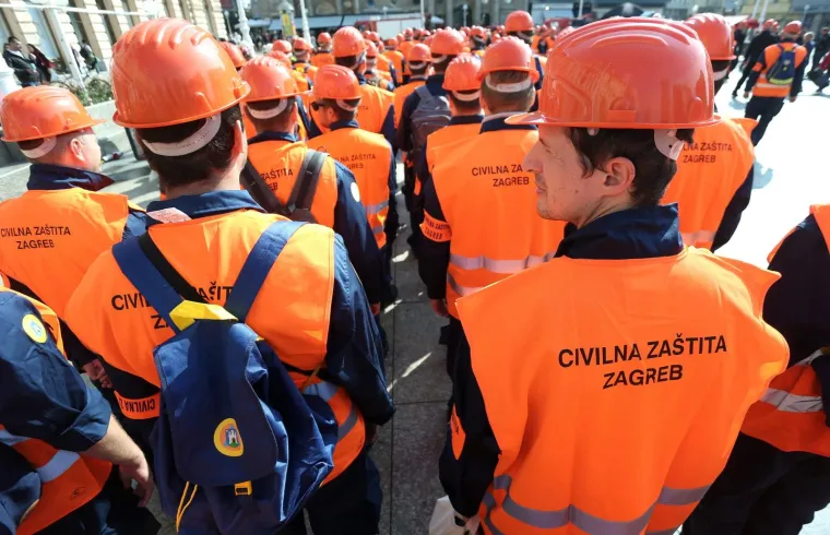 VJEŽBA NA TRGU BANA JELAČIĆA: Civilna za&scaron;tita grada Zagreba pokazala kako izgleda spa&scaron;avanje s visokih zgrada