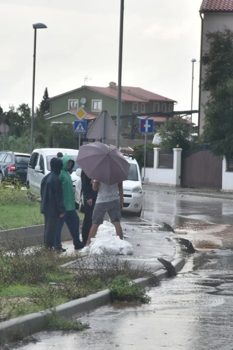 ISTRU PONOVNO POHARALO STRA&Scaron;NO NEVRIJEME, PULA JE PRO&Scaron;LA NAJGORE: Ljudi vozili aute do pola u vodi