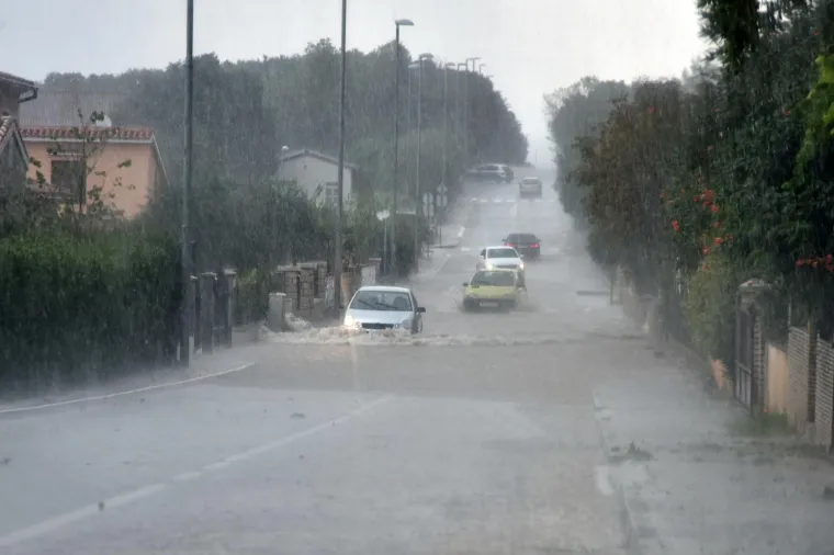 ISTRU PONOVNO POHARALO STRA&Scaron;NO NEVRIJEME, PULA JE PRO&Scaron;LA NAJGORE: Ljudi vozili aute do pola u vodi