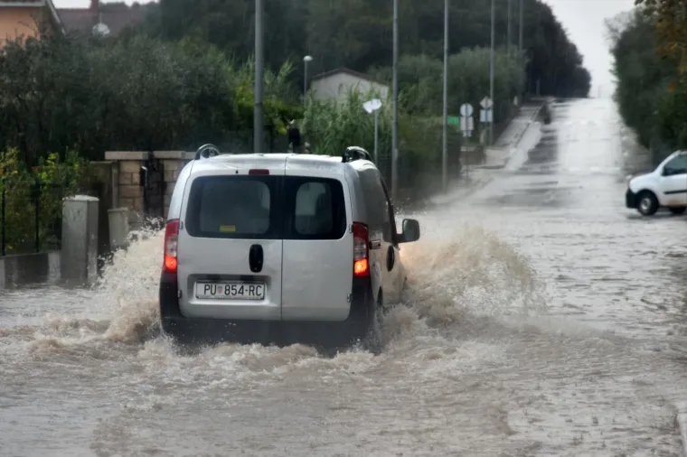 ISTRU PONOVNO POHARALO STRA&Scaron;NO NEVRIJEME, PULA JE PRO&Scaron;LA NAJGORE: Ljudi vozili aute do pola u vodi