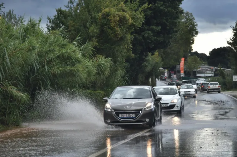 ISTRU PONOVNO POHARALO STRA&Scaron;NO NEVRIJEME, PULA JE PRO&Scaron;LA NAJGORE: Ljudi vozili aute do pola u vodi