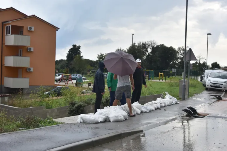 ISTRU PONOVNO POHARALO STRA&Scaron;NO NEVRIJEME, PULA JE PRO&Scaron;LA NAJGORE: Ljudi vozili aute do pola u vodi