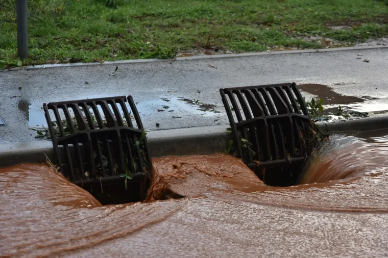 ISTRU PONOVNO POHARALO STRA&Scaron;NO NEVRIJEME, PULA JE PRO&Scaron;LA NAJGORE: Ljudi vozili aute do pola u vodi