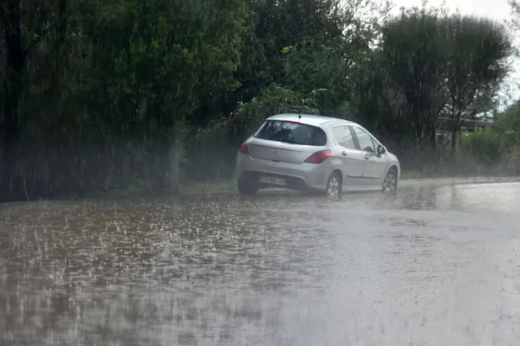 ISTRU PONOVNO POHARALO STRA&Scaron;NO NEVRIJEME, PULA JE PRO&Scaron;LA NAJGORE: Ljudi vozili aute do pola u vodi