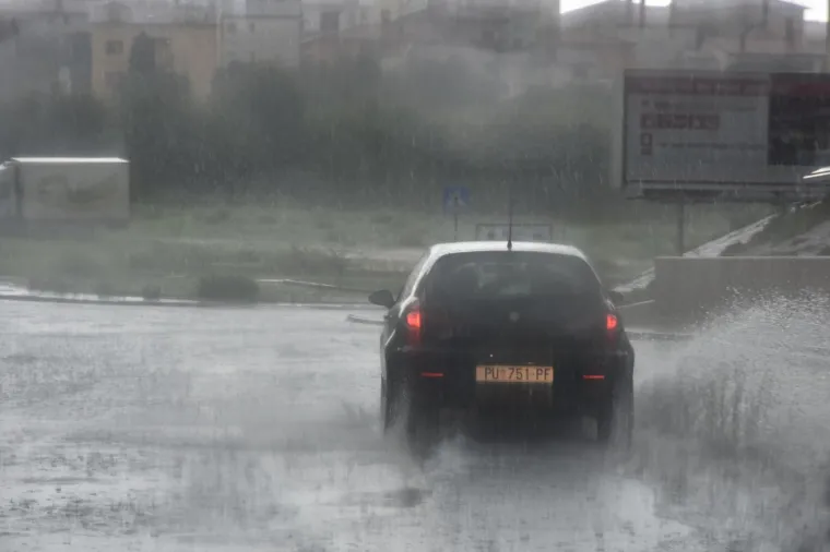 ISTRU PONOVNO POHARALO STRA&Scaron;NO NEVRIJEME, PULA JE PRO&Scaron;LA NAJGORE: Ljudi vozili aute do pola u vodi