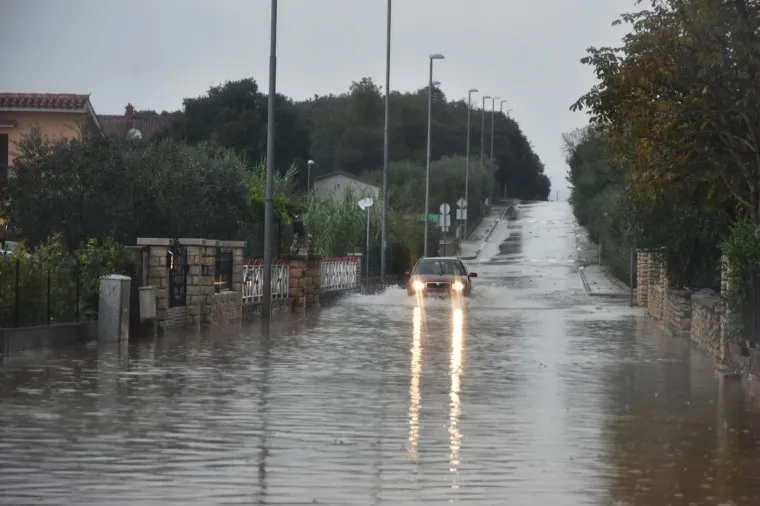 ISTRU PONOVNO POHARALO STRA&Scaron;NO NEVRIJEME, PULA JE PRO&Scaron;LA NAJGORE: Ljudi vozili aute do pola u vodi