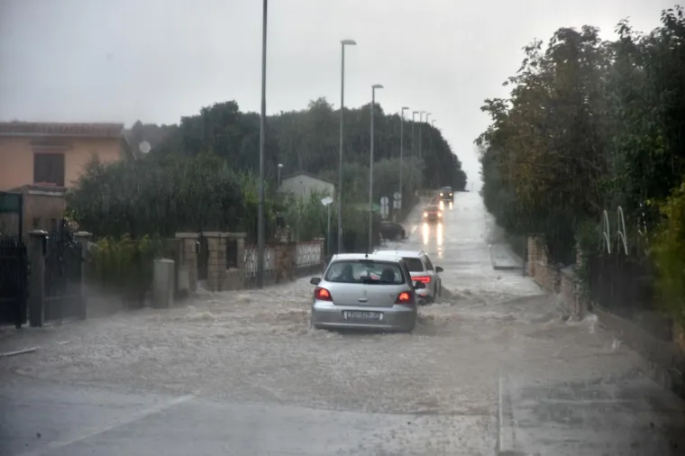 ISTRU PONOVNO POHARALO STRA&Scaron;NO NEVRIJEME, PULA JE PRO&Scaron;LA NAJGORE: Ljudi vozili aute do pola u vodi