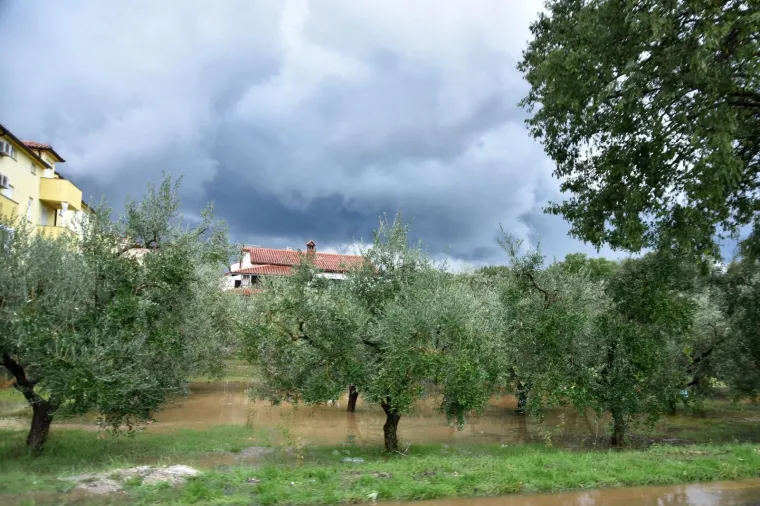 ISTRU PONOVNO POHARALO STRA&Scaron;NO NEVRIJEME, PULA JE PRO&Scaron;LA NAJGORE: Ljudi vozili aute do pola u vodi