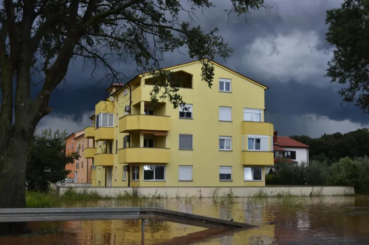 ISTRU PONOVNO POHARALO STRA&Scaron;NO NEVRIJEME, PULA JE PRO&Scaron;LA NAJGORE: Ljudi vozili aute do pola u vodi