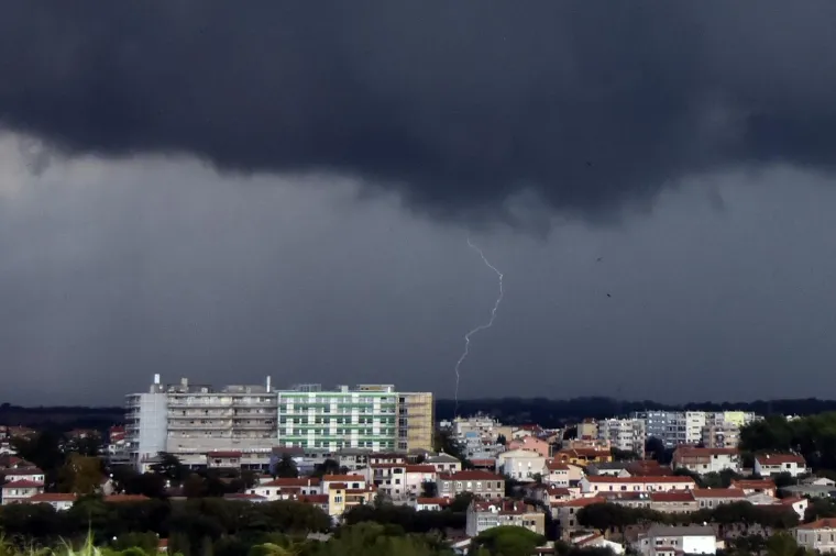 ISTRU PONOVNO POHARALO STRA&Scaron;NO NEVRIJEME, PULA JE PRO&Scaron;LA NAJGORE: Ljudi vozili aute do pola u vodi