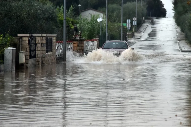 ISTRU PONOVNO POHARALO STRA&Scaron;NO NEVRIJEME, PULA JE PRO&Scaron;LA NAJGORE: Ljudi vozili aute do pola u vodi
