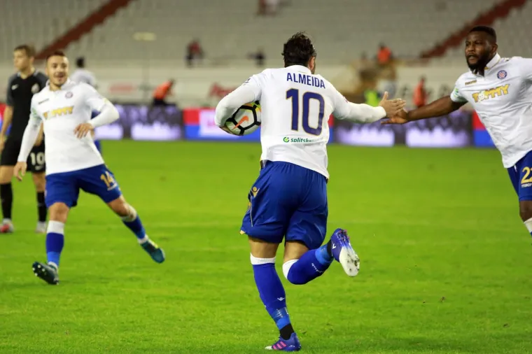 ZAISKRILO NA POLJUDU: Derbi skoro zavr&scaron;io sveopćom tučnjavom