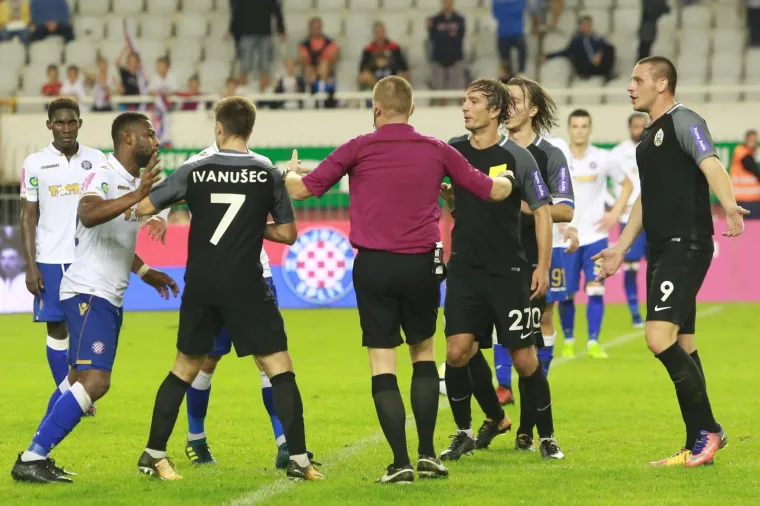 ZAISKRILO NA POLJUDU: Derbi skoro zavr&scaron;io sveopćom tučnjavom